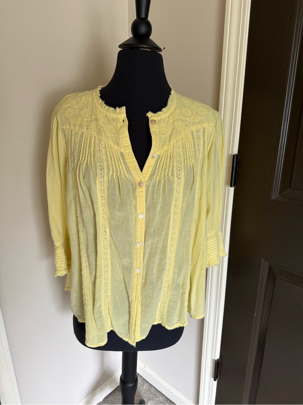 Sundance Soft Lemon Embroidered Button Blouse M